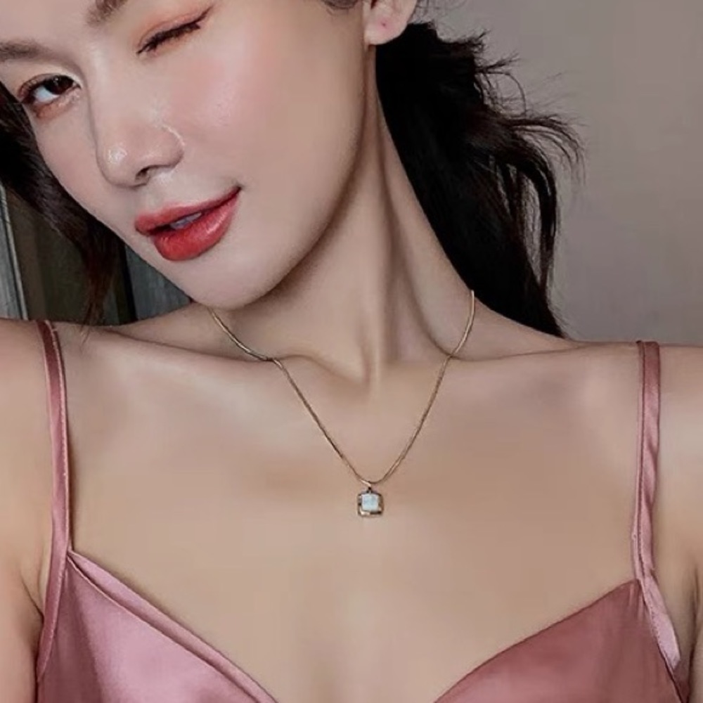 💎 BOGO‼️ Rectangle Pearl Gold Necklace - Picture 5 of 7